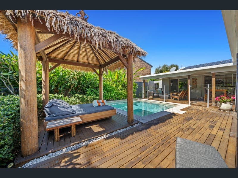 5 Pintail Crescent, Burleigh Waters — photo 1 of 5