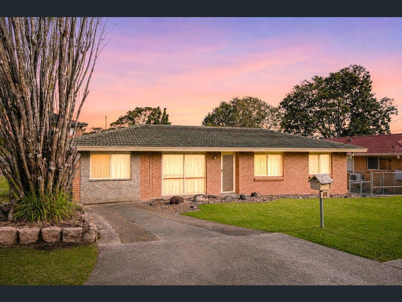 17 Rholanda Crescent, Springwood — photo 1 of 5