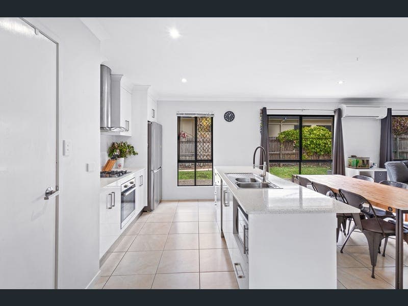 18 Sanctuary Avenue, Jubilee Pocket — photo 1 of 5