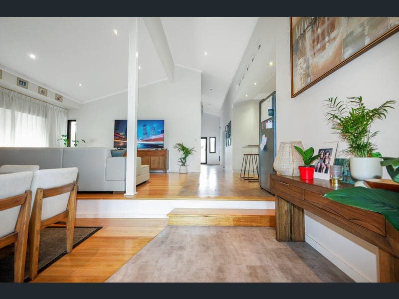8 Holmes Avenue, Sarina — photo 1 of 5