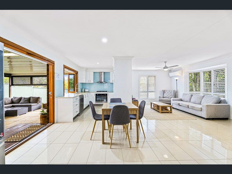 184 Universal Street, Oxenford — photo 1 of 5