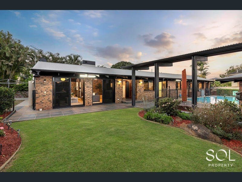19 Cawarra Street, Carseldine — photo 1 of 5