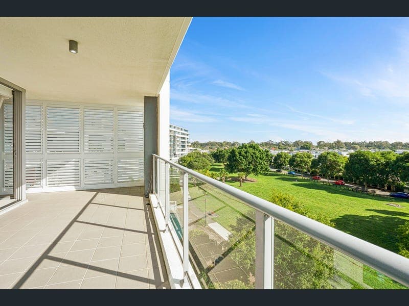406/41 Harbour Town Drive, Biggera Waters — photo 1 of 5