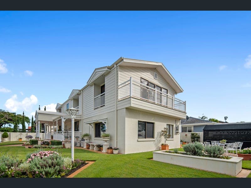 219 Sunshine Boulevard, Mermaid Waters — photo 1 of 5
