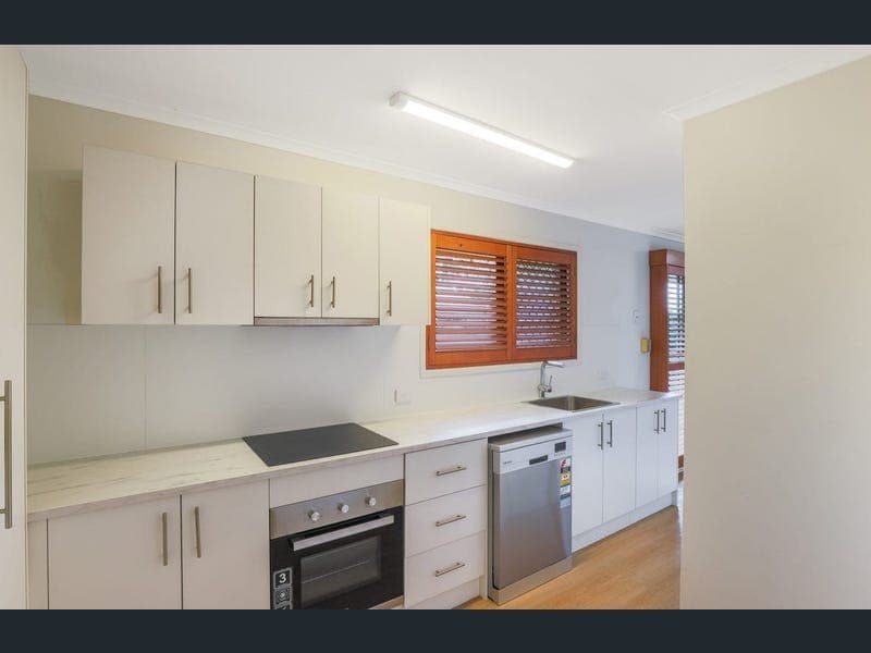 5 Vienna Way, Strathpine — photo 1 of 5