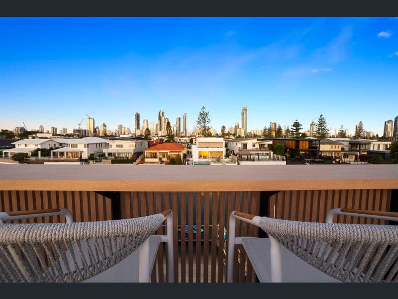 19 Vespa Crescent, Surfers Paradise — photo 1 of 5
