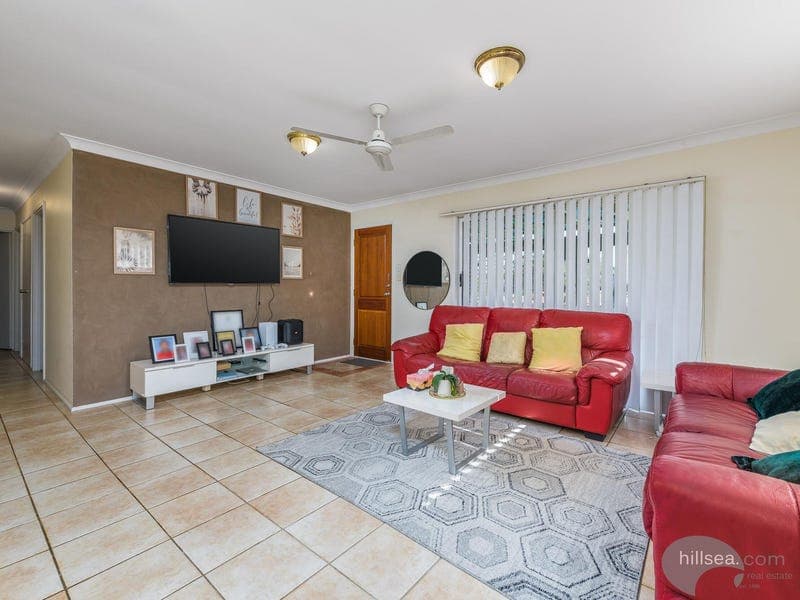 11 Winani Drive, Ashmore — photo 1 of 5