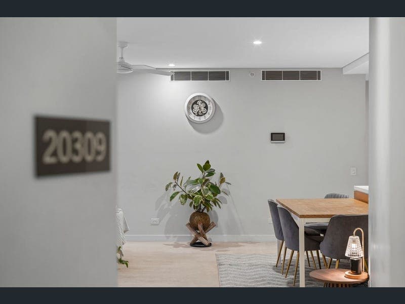 20309/37D Harbour Road, Hamilton — photo 1 of 5