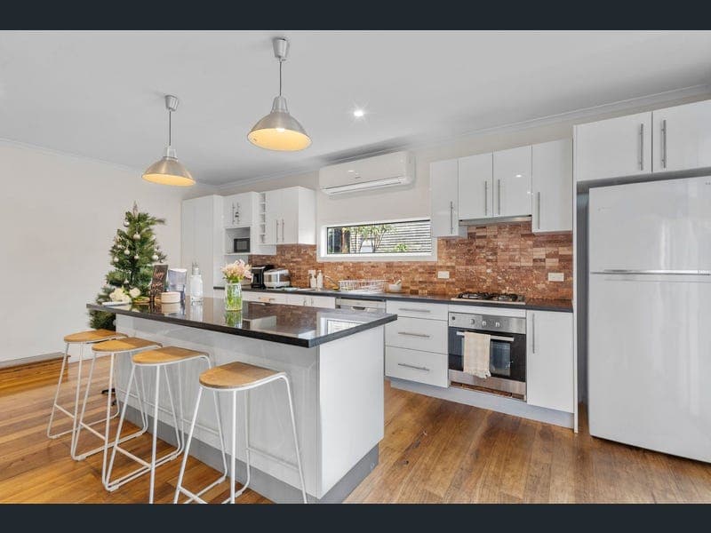 37 MacGregor Terrace, Bardon — photo 1 of 5