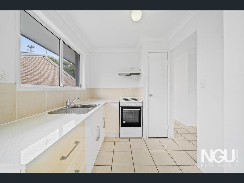 52 Dennis Road, Springwood — photo 1 of 5