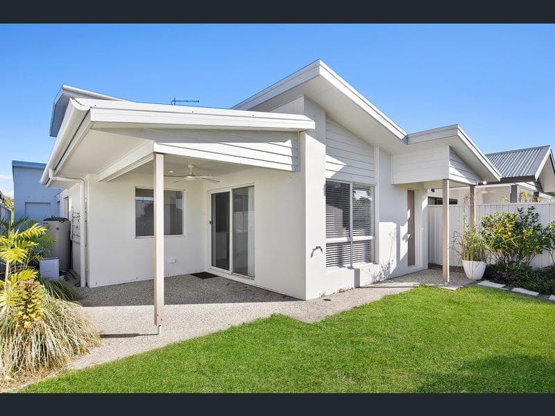 24 Hamilton Street, Meridan Plains — photo 1 of 5