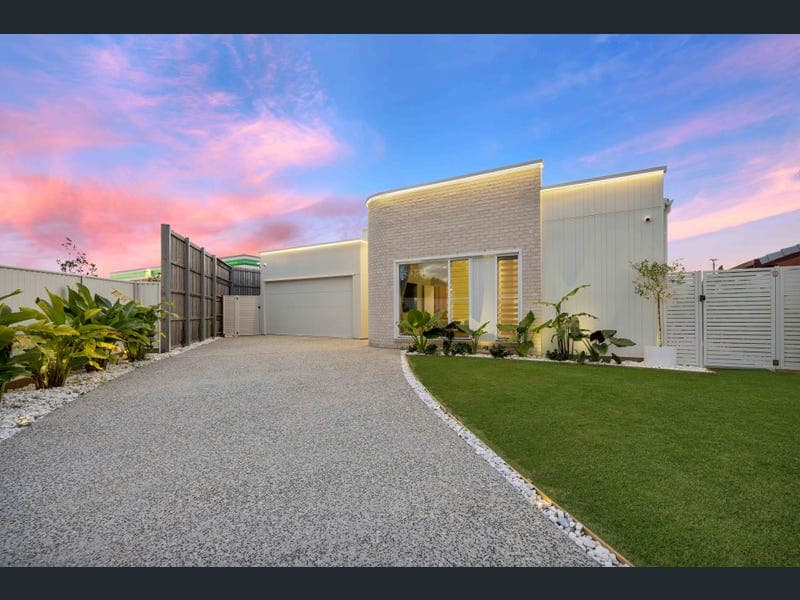 11 Kookaburra Crescent, Bokarina — photo 1 of 5