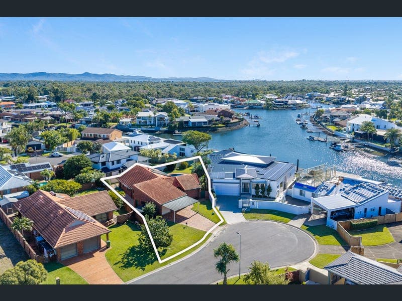 6 Tari Court, Runaway Bay — photo 1 of 5
