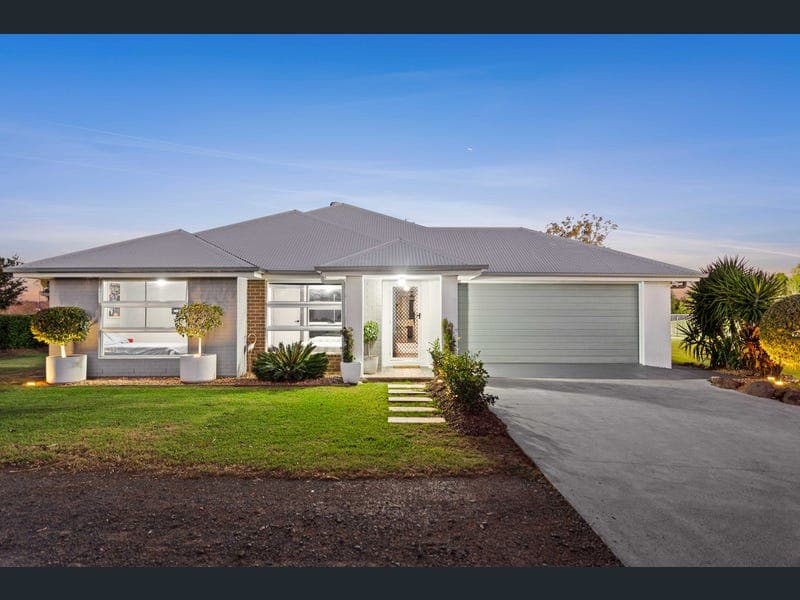 15 Colonial Drive, Gowrie Junction — photo 1 of 5