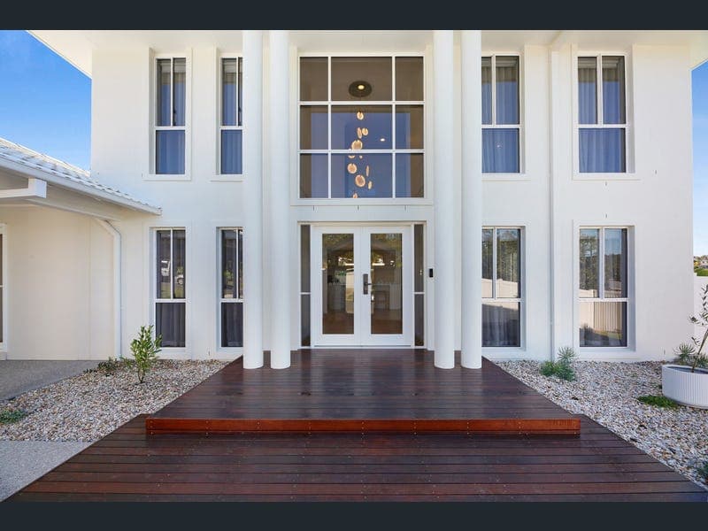 8 Dapples Court, Burleigh Heads — photo 1 of 5
