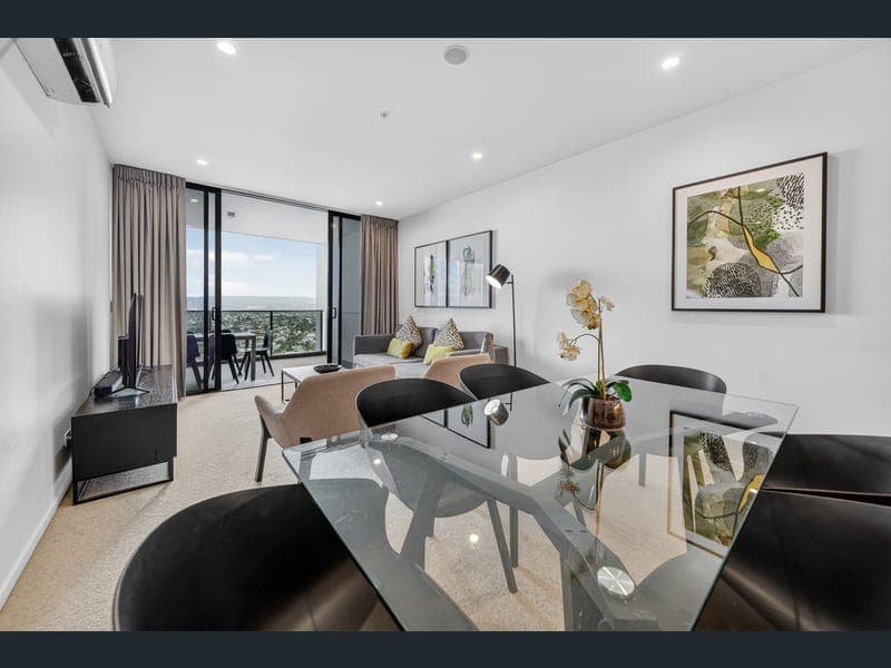 169/31 Queensland Avenue, Broadbeach — photo 1 of 5