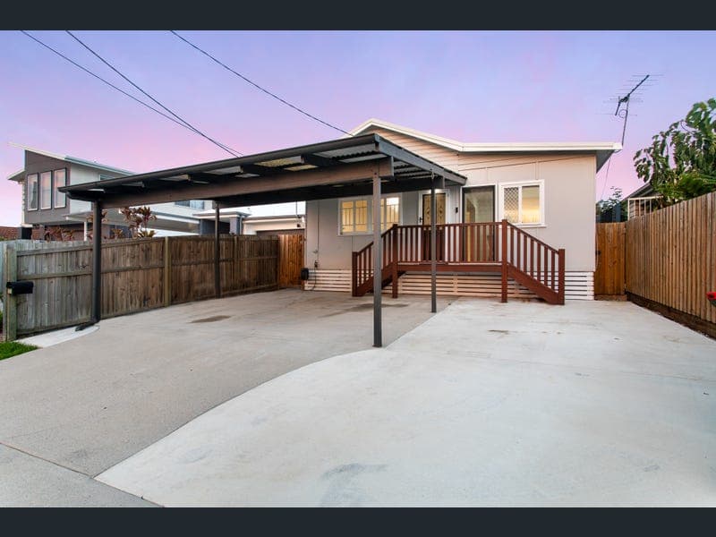 102 Scarborough Road, Redcliffe — photo 1 of 5