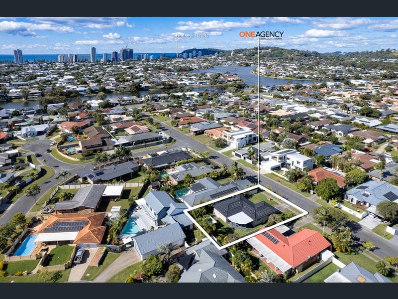 19 Razorbill Street, Burleigh Waters — photo 1 of 5