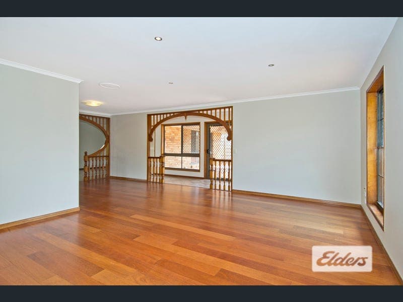 8 Kauri Street, Hillcrest — photo 1 of 5