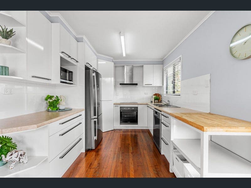 21 School Road, Wynnum West — photo 1 of 5