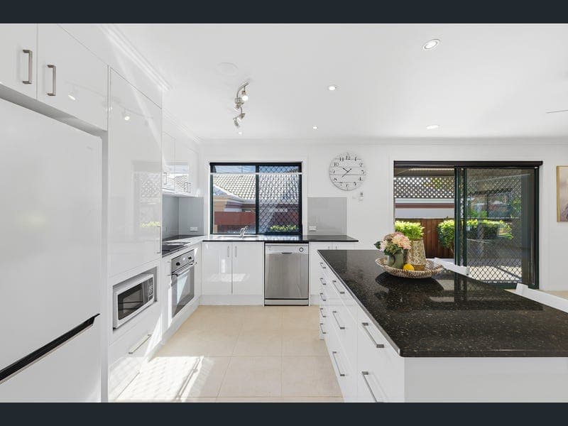 6 Manor Close, Robina — photo 1 of 5