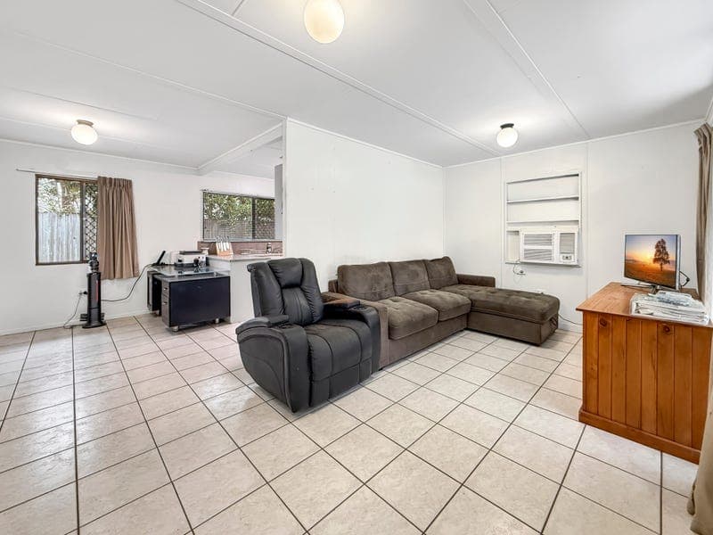 1407 Riverway Drive, Kelso — photo 1 of 5