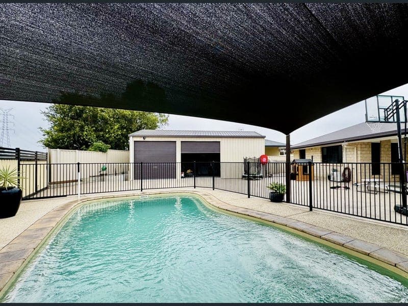 18 ANDERSON Court, Moranbah — photo 1 of 5