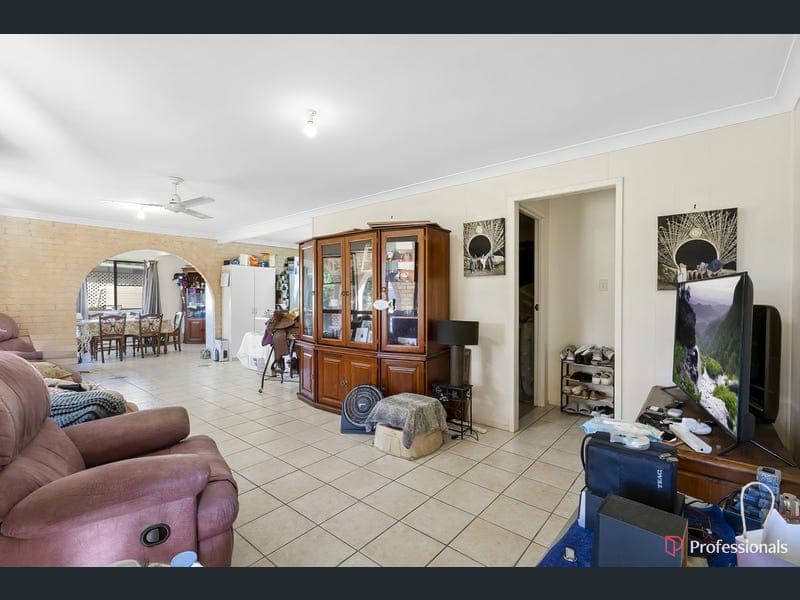 6 Natalie Place, Kinka Beach — photo 1 of 5