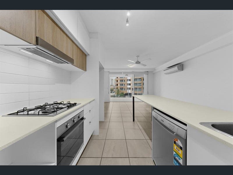 207/283 Logan Rd, Stones Corner — photo 1 of 5