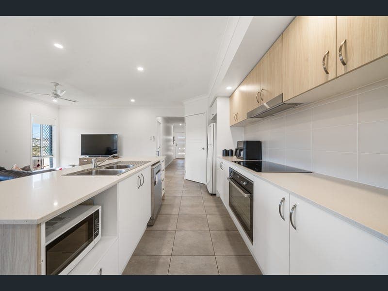 1 Broadmead Street, Glenvale — photo 1 of 5