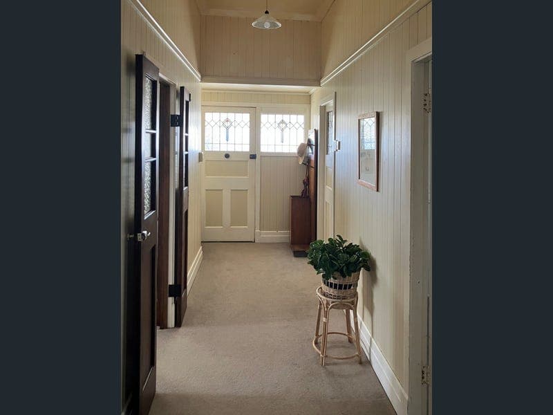 27 Bourke Street, Warwick — photo 1 of 5