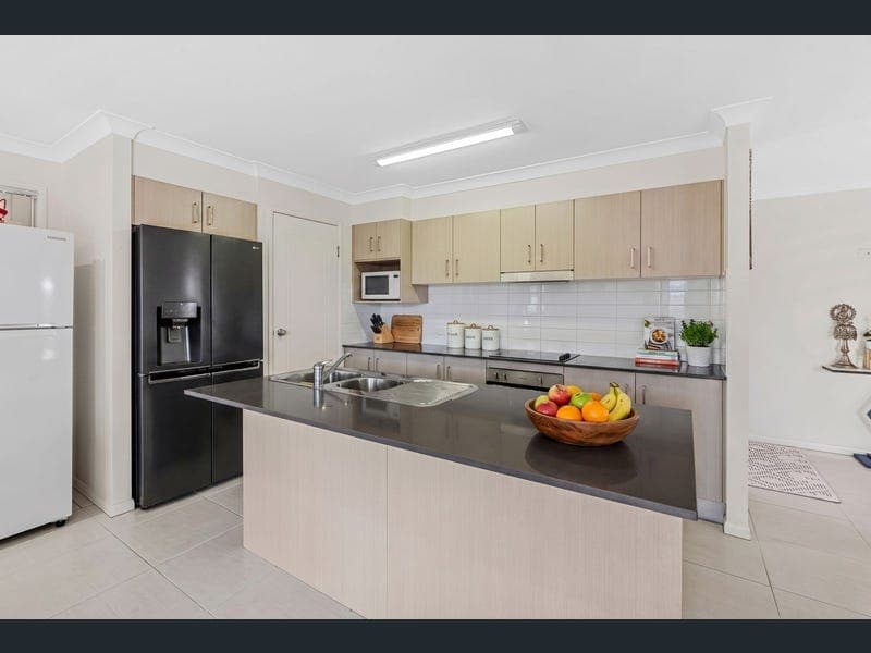 239 Victoria Place, Berserker — photo 1 of 5