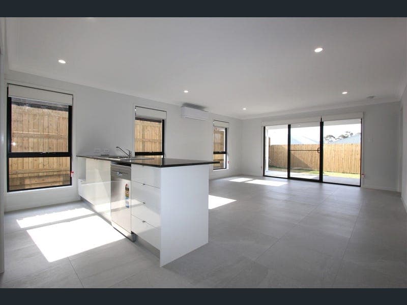 7 Proctor Circuit, Logan Reserve — photo 1 of 5