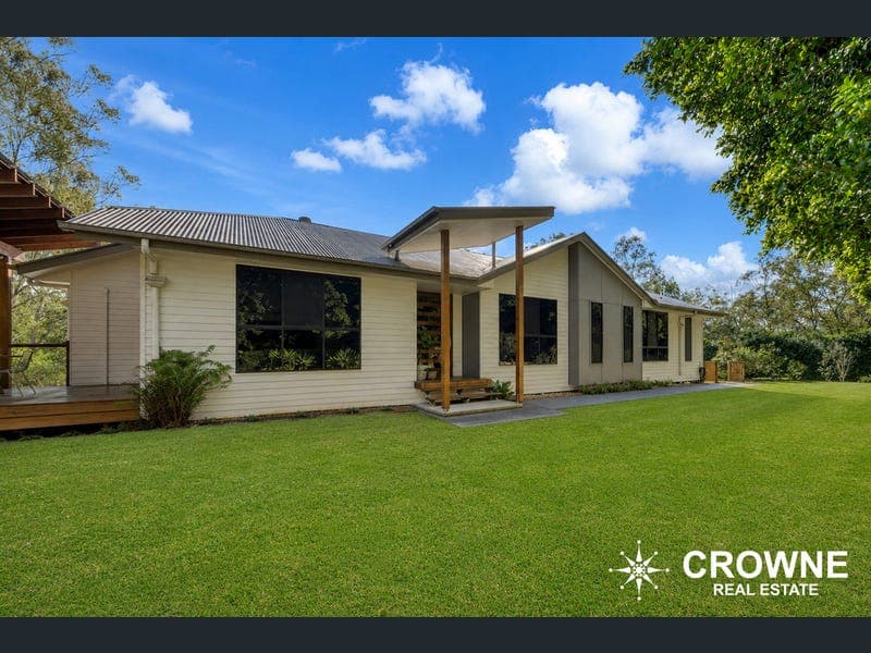 7 Illoura Grove, Karana Downs — photo 1 of 5
