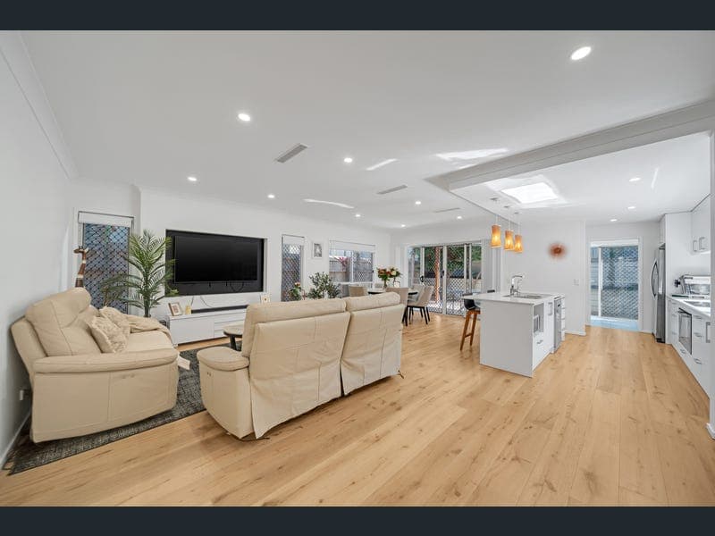 8 Suffolk Place, Pallara — photo 1 of 5