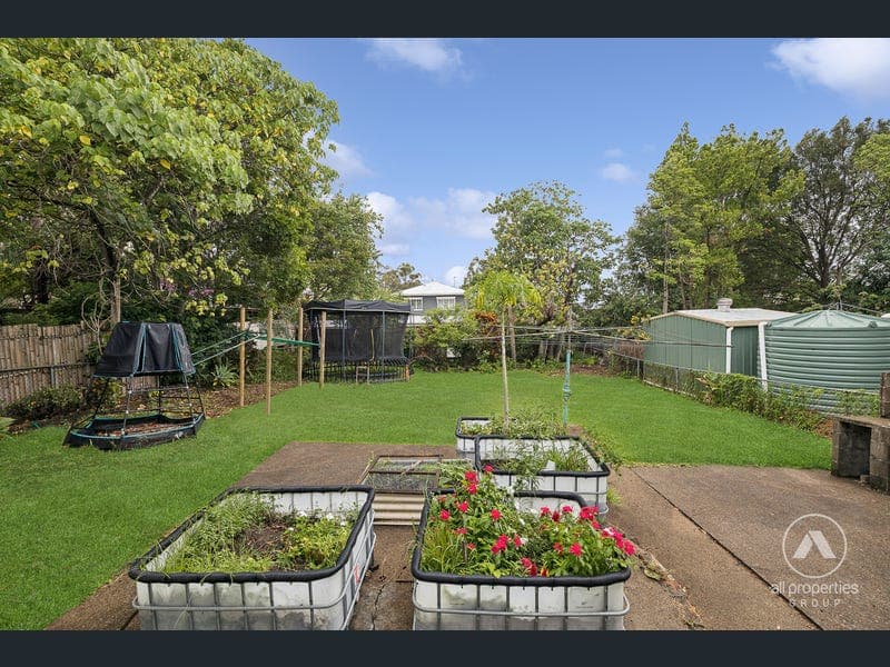 19 Stella Street, Holland Park — photo 1 of 5