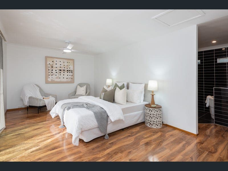 45 Matthew Flinders Drive, Hollywell — photo 1 of 5