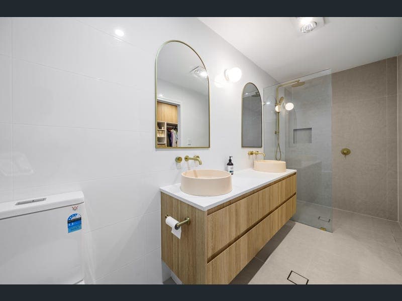 21 Yoorana Place, Broadbeach Waters — photo 1 of 5