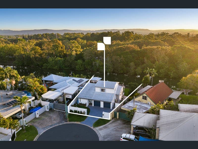 17 Ensenada Court, Broadbeach Waters — photo 1 of 5