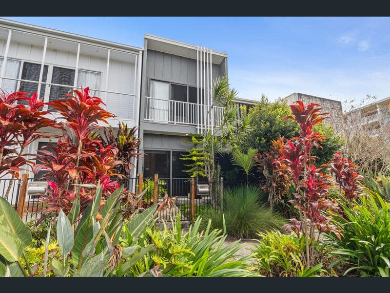 6 Leslie Crescent, Baringa — photo 1 of 5