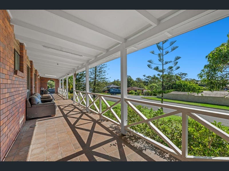 27 Kallaroo Crescent, Ashmore — photo 1 of 5