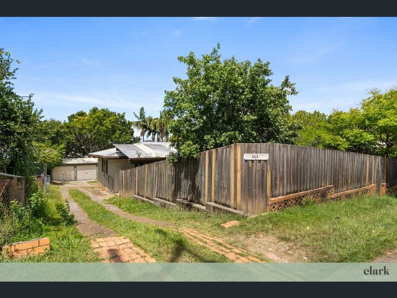 365 Webster Road, Stafford Heights — photo 1 of 5
