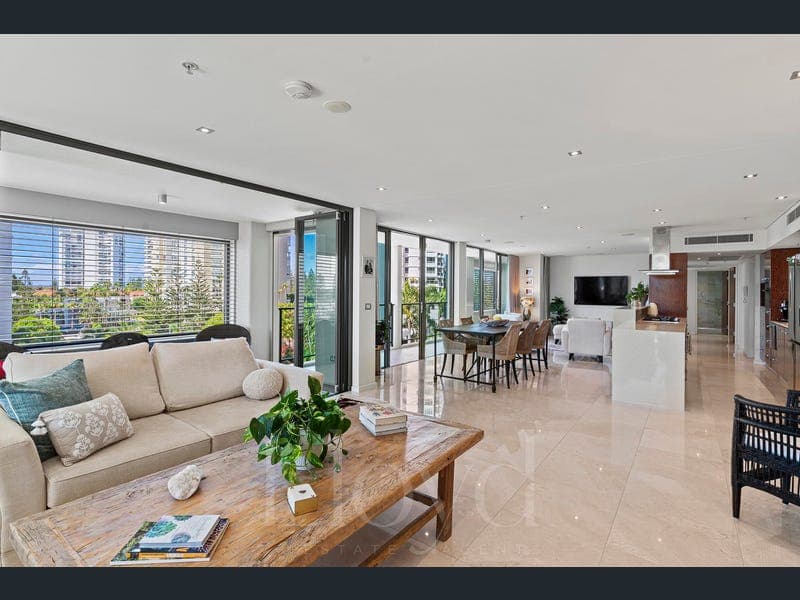 5/20-24 Hughes Avenue, Main Beach — photo 1 of 5