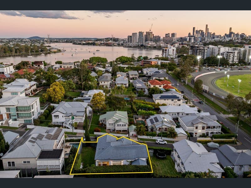 12 Goldsworthy Avenue, Hamilton — photo 1 of 5