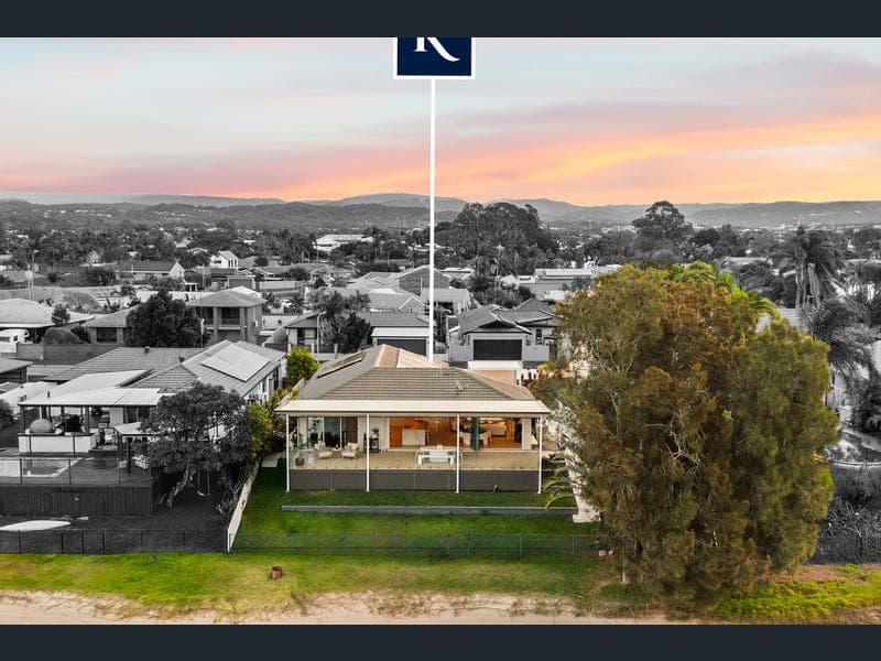 38 Dunlin Drive, Burleigh Waters — photo 1 of 5