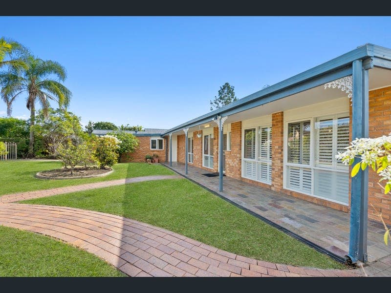 4 Caister Court, Carindale — photo 1 of 5