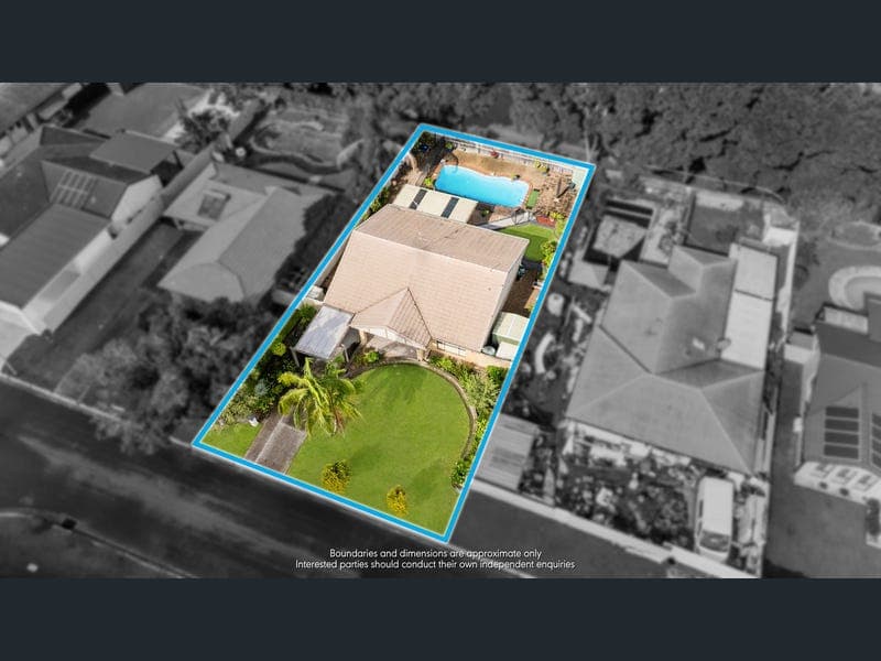 31 Sigatoka Place, Clear Island Waters — photo 1 of 5