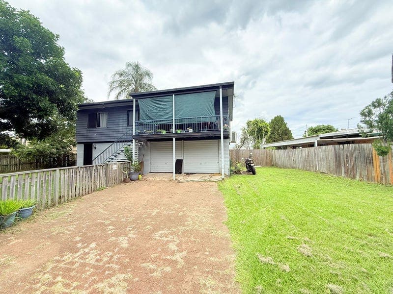 216 Middle Road, Boronia Heights — photo 1 of 5