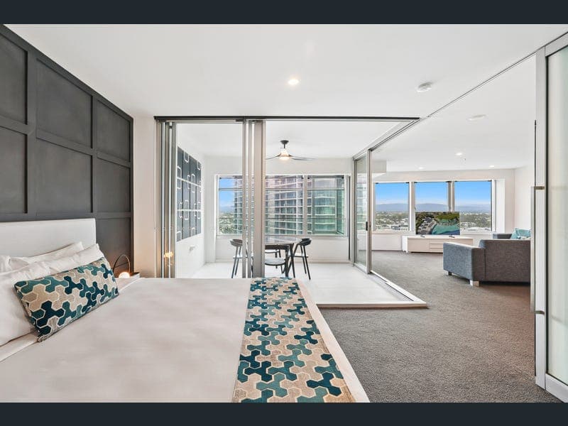 1208/9 Hamilton Avenue, Surfers Paradise — photo 1 of 5
