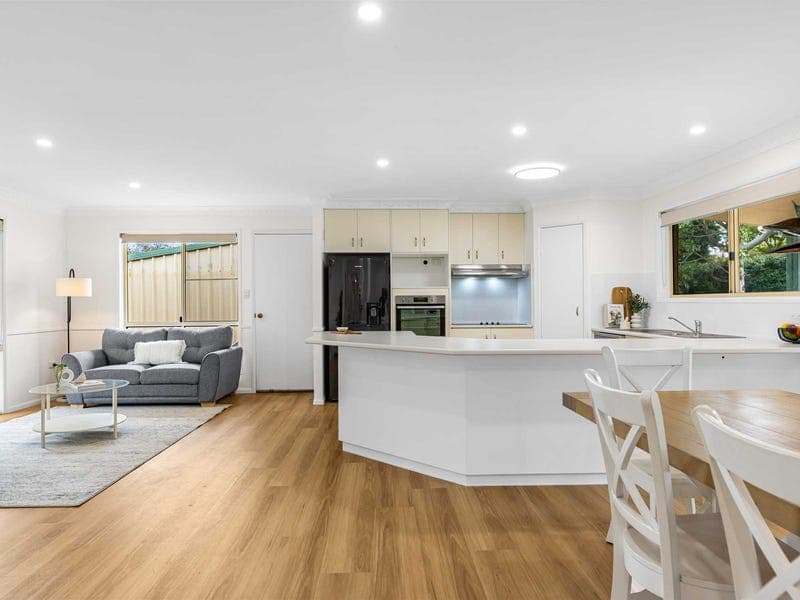 6 Windermere Drive, Hodgson Vale — photo 1 of 5